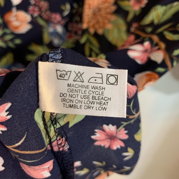 Violet & Claire floral blouse size Medium - Picture 8 of 8